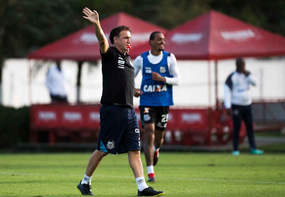 Cuca fecha treino e mantém dúvida no meio-campo do Santos