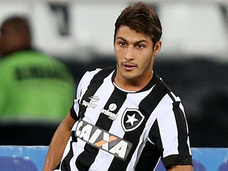 Pressionado pelo Z4, lateral do Botafogo afirma: ‘Poderíamos ter vencido’