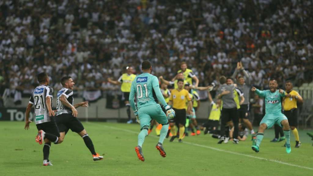 O goleiro Éverson abriu o placar para o Ceará com uma cobrança de falta perfeita (Foto: Padro Chaves/Federação Cearense de Futebol)