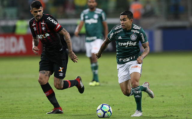 Palmeiras derrota o Atlético-PR e entra na briga pelo título