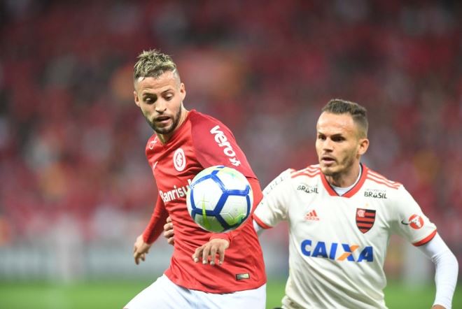 Jogadores do Inter comemoram liderança e já pensam no Gre-Nal