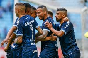 Com a cabeça no Gre-Nal, Grêmio tenta driblar desfalques contra o Santos