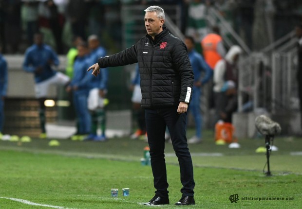 Tiago Nunes lamenta derrota contra Palmeiras e pede ‘menos erros’ ao Atlético-PR