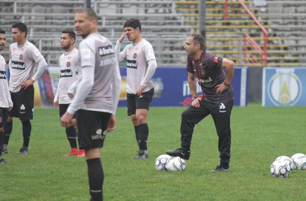 O técnico Rogério Zimmermann deve fazer apenas uma alteração no time que venceu o Sampaio Corrêa (Foto: Carlos Insaurriaga)
