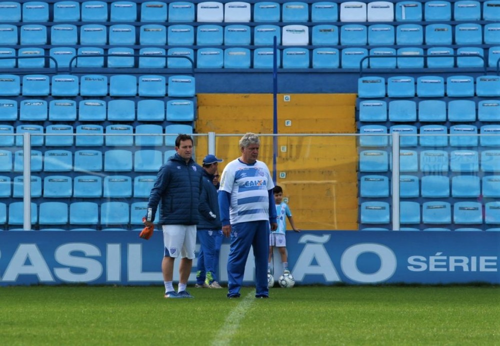 O Avaí, do técnico Geninho, precisa da vitória para não correr o risco de sair do G4