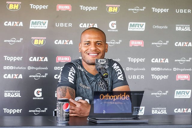 Com suspensão de Emerson, Patric comemora nova chance no Atlético-MG