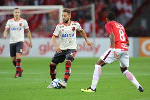 Flamengo tem desembarque tranquilo após derrota e Everton Ribeiro pede 'capricho'