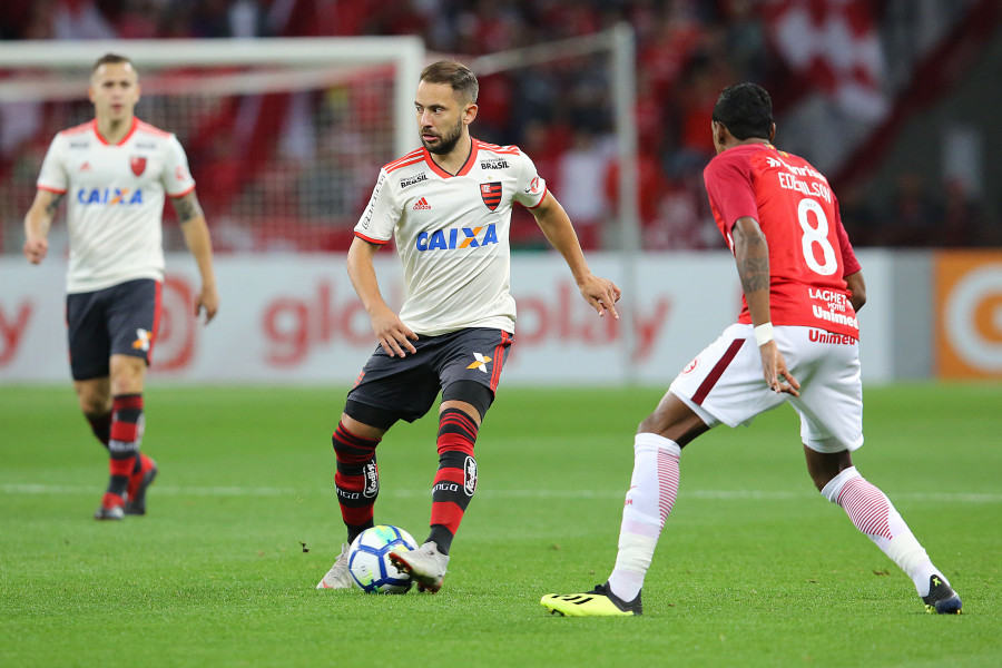 Flamengo tem desembarque tranquilo após derrota e Everton Ribeiro pede ‘capricho’