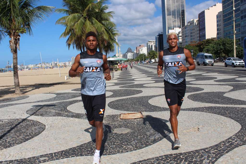 Carpegiani comenta empate com o Flu e elenco do Vitória treina na praia do Leme