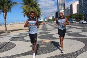 Carpegiani comenta empate com o Flu e elenco do Vitória treina na praia do Leme