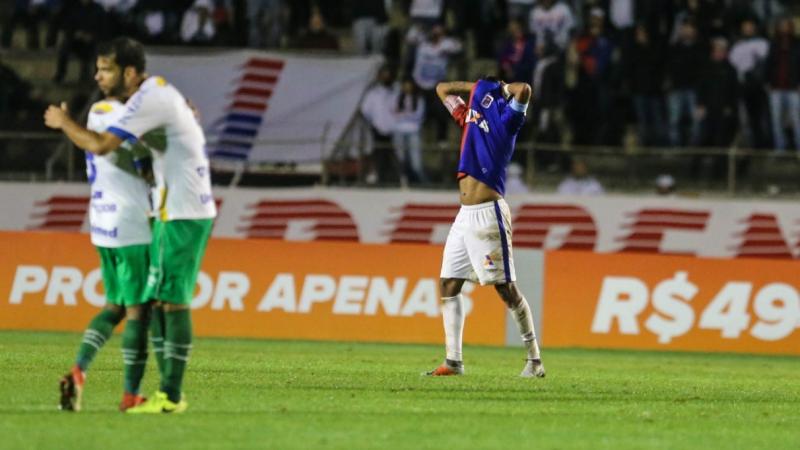 Em semana de polêmica e desfalcado, Paraná tenta respirar contra o Santos