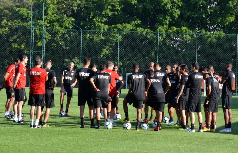 Aguirre fecha treino, mas dá pistas do time do São Paulo que vai encarar o Bahia