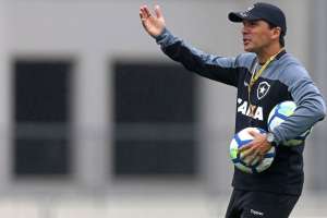 Zé Ricardo faz mistério sobre substituto de Jean no meio-campo do Botafogo
