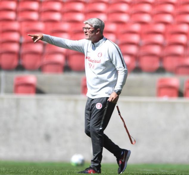 Hellmann fecha treino do Inter e mantém dúvidas na lateral e no ataque