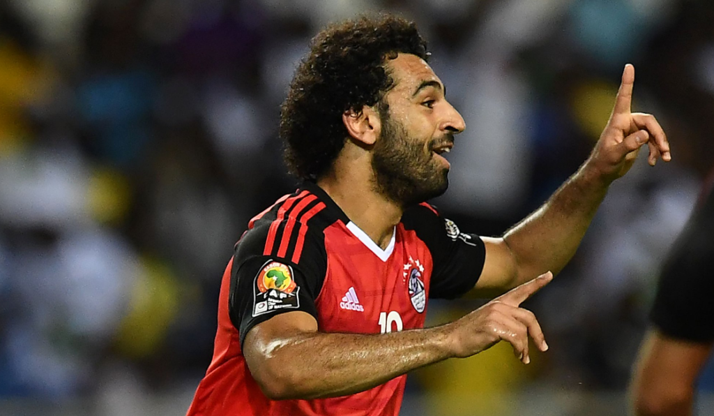Salah marca dois, dá duas assistências e perde dois pênaltis na vitória do Egito