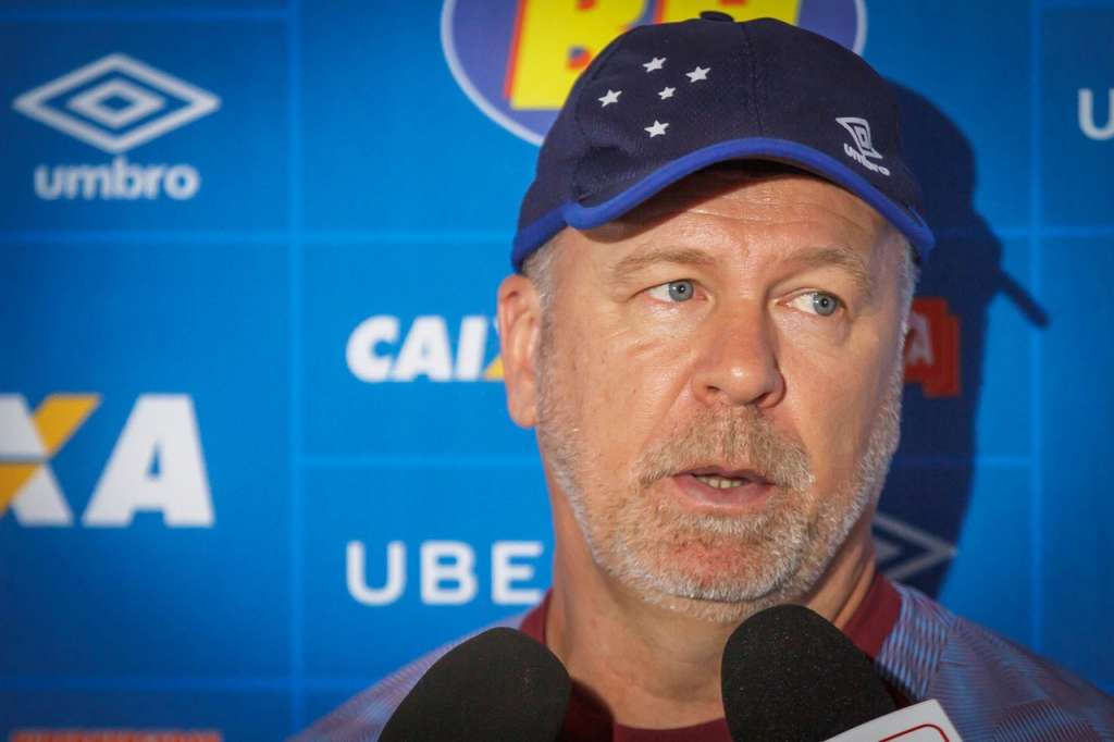 Mano Menezes criticou a arbitragem contra Cruzeiro