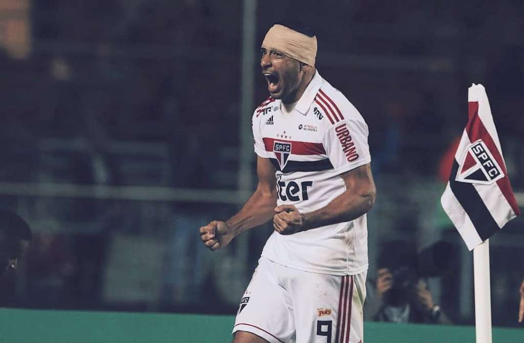 São Paulo bate o Bahia em casa e retoma liderança do campeonato