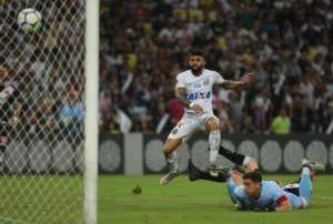 Na Vila Capanema, o lanterna Paraná desafia tabu contra o Santos em ascensão