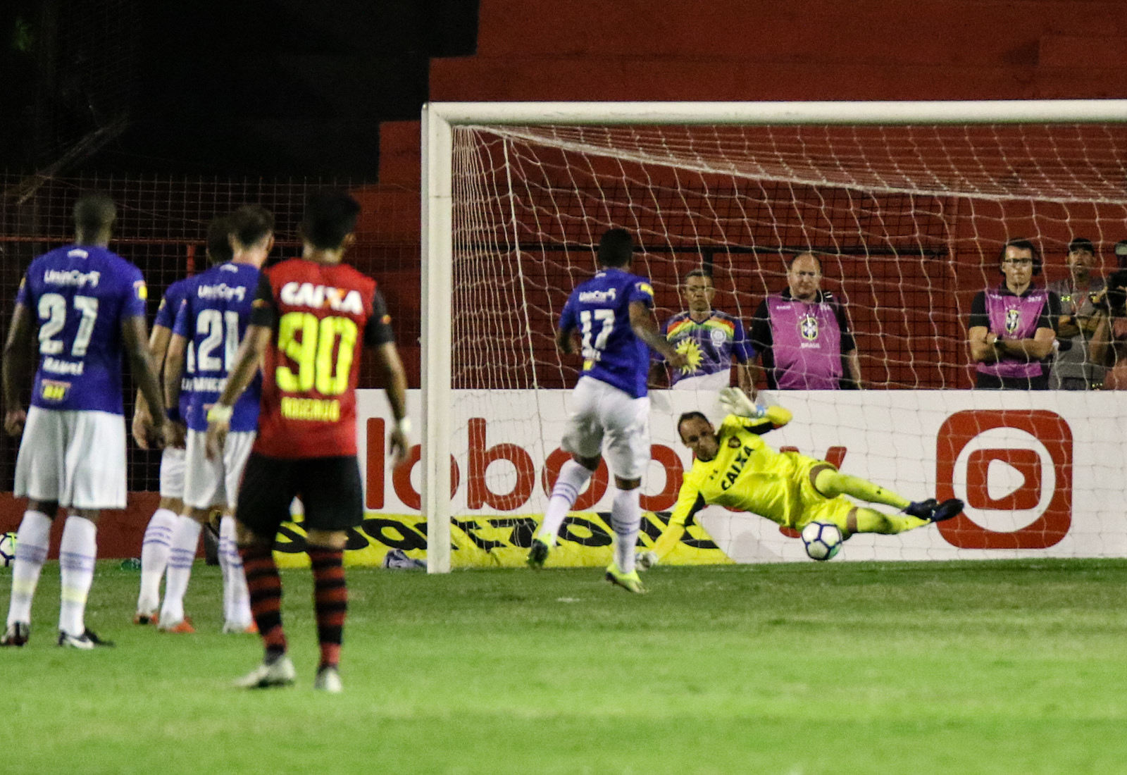 Após defender pênalti e salvar Sport de derrota, Magrão agradece apoio da torcida