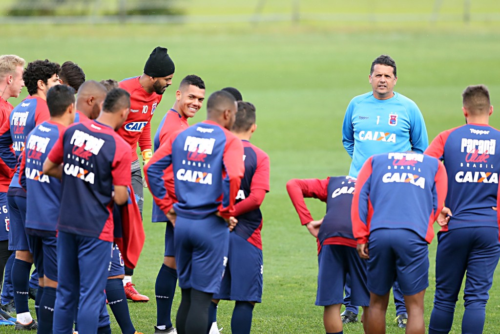 Paraná tenta respirar em meio à polêmica e pressão da torcida