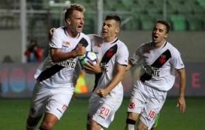 Com 3 derrotas seguidas, Vasco pega Vitória para se afastar da zona da degola