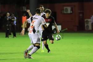 Léo Gomes vibra com triunfo do Vitória: 'Ditamos o ritmo do jogo'