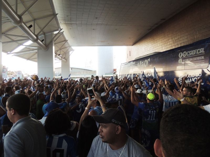 Torcedores lotaram o aeroporto na recepção dos jogadores do CSA após vitória fora de casa (Foto; Eduardo Vieira/CSA)