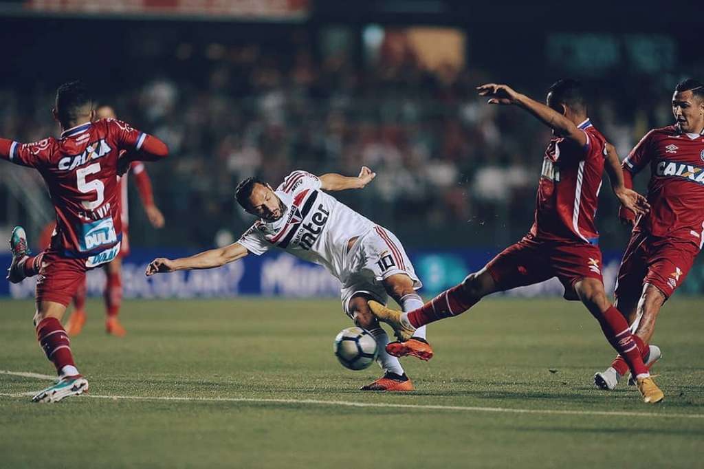 Árbitro relata na súmula protestos do técnico do Bahia: 