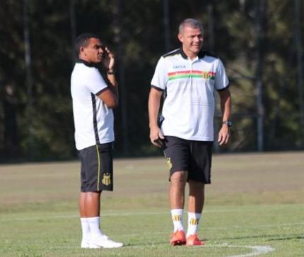 Marcinho aguarda por Joécio e Rogério para montar a defesa (Foto: Lucas Almeida/ Sampaio Corrêa)