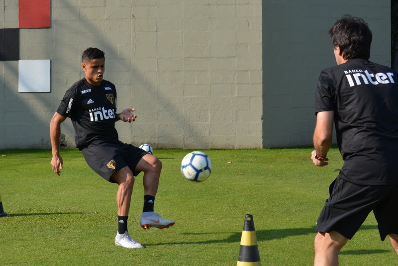Everton trabalha na folga do São Paulo e dá indício de retorno
