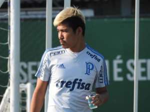Meia japonês faz primeiro treino com time profissional do Palmeiras