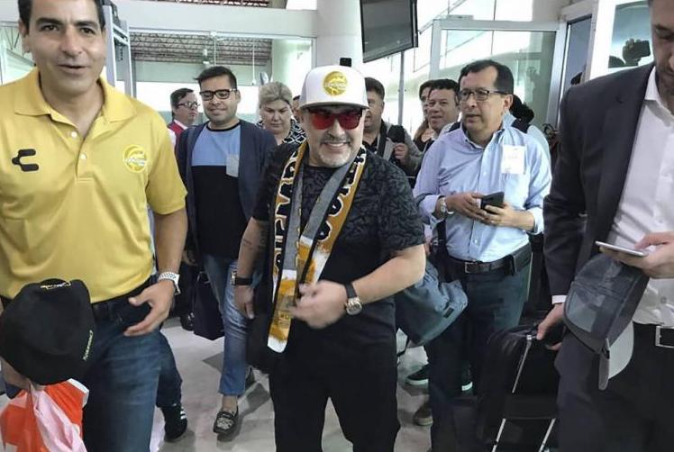 Maradona celebra chegada a clube mexicano e promete montar time ofensivo