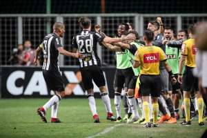 Atlético-MG 3 x 1 Atlético-PR - Galo vira e segue na briga pelo título brasileiro