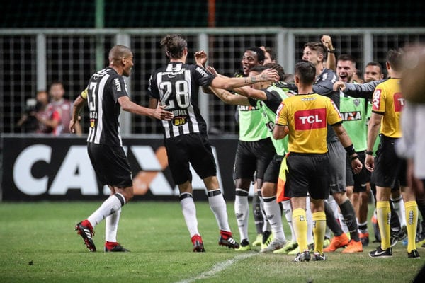 Atlético-MG 3 x 1 Atlético-PR – Galo vira e segue na briga pelo título brasileiro