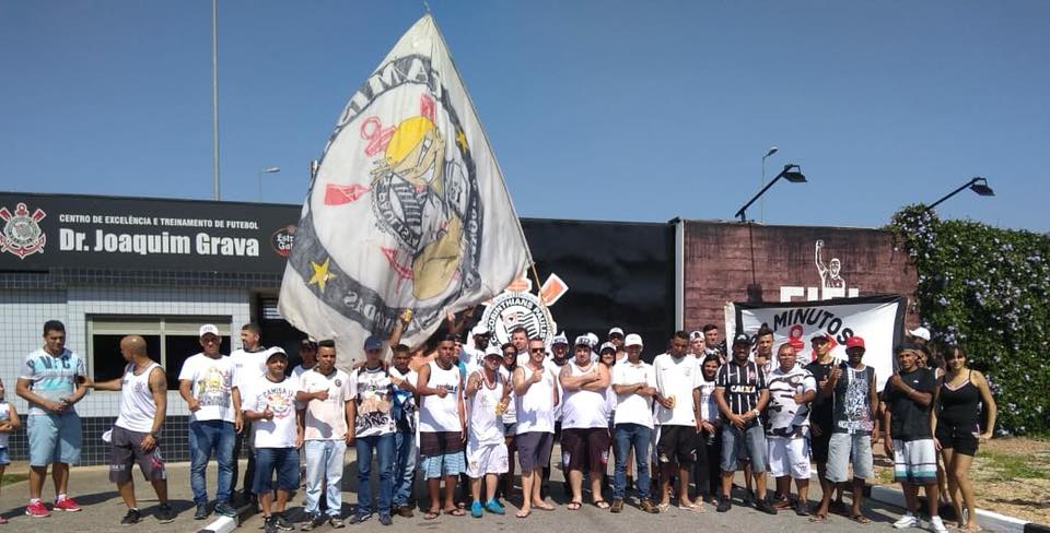 Membros da torcida Camisa 12 pressionam presidente do Corinthians em reunião emergencial