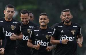 Treino do São Paulo tem presença de Everton e Cruzeiro no campo ao lado
