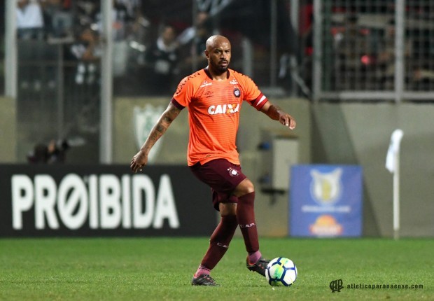 ‘Vou tentar ajudar, jogando ou não’, afirma zagueiro do Atlético-PR