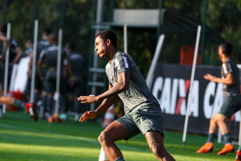 Denílson quer grande jogo do Atlético-MG em confronto com o Cruzeiro pela Série A do Brasileiro