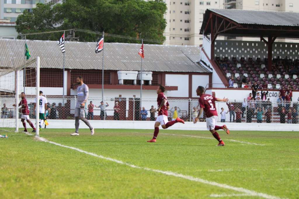 Jogadores do Juventus comemoram o gol de Cesinha, que deu a vitória sobre a Portuguesa (Foto: Marcelo Germano/CA Juventus)