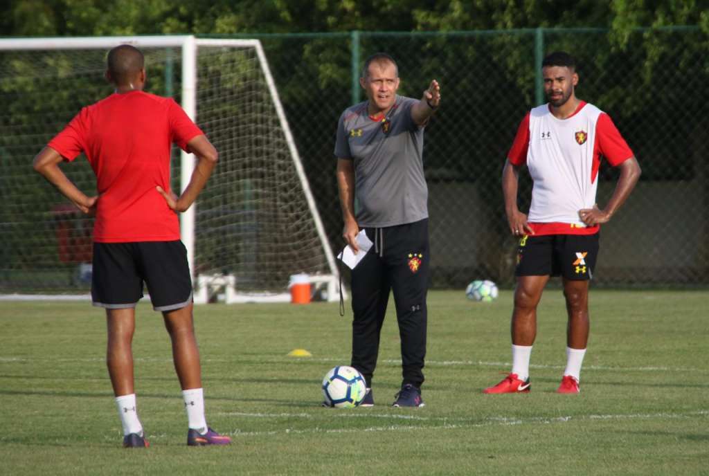 Eduardo Baptista parou a movimentação em vários momentos para orientar os atletas em campo - Williams Aguiar/Sport Club do Recife