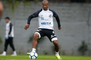 Recuperado, Sánchez volta a treinar no Santos e ganha elogios de Gustavo Henrique