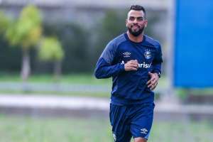 Maicon treina com bola e deve voltar ao Grêmio contra o Paraná