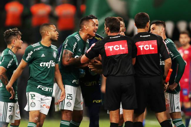Palmeirenses reclamam de gol anulado no último lance do jogo contra o Cruzeiro