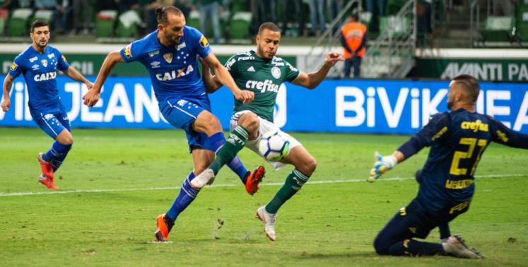 Barcos aproveitou a única chance de gol e tirou a zica justamente em cima do Palmeiras