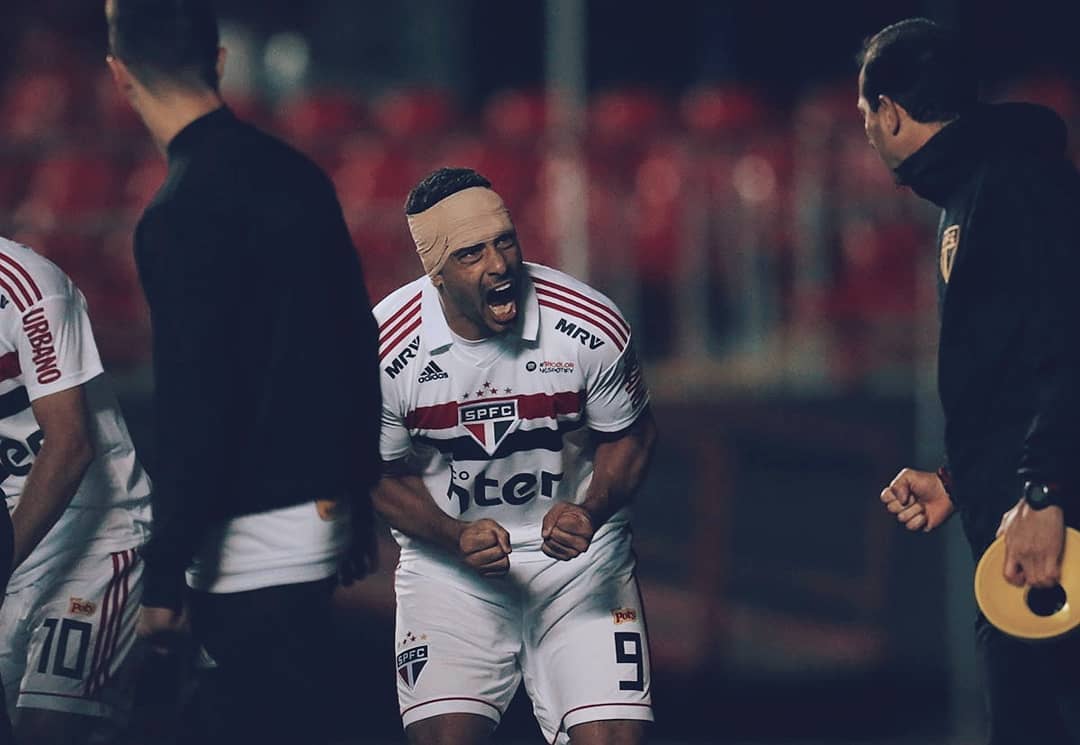 Depois de seca e desconfiança, Diego Souza faz juz à camisa 9 do São Paulo