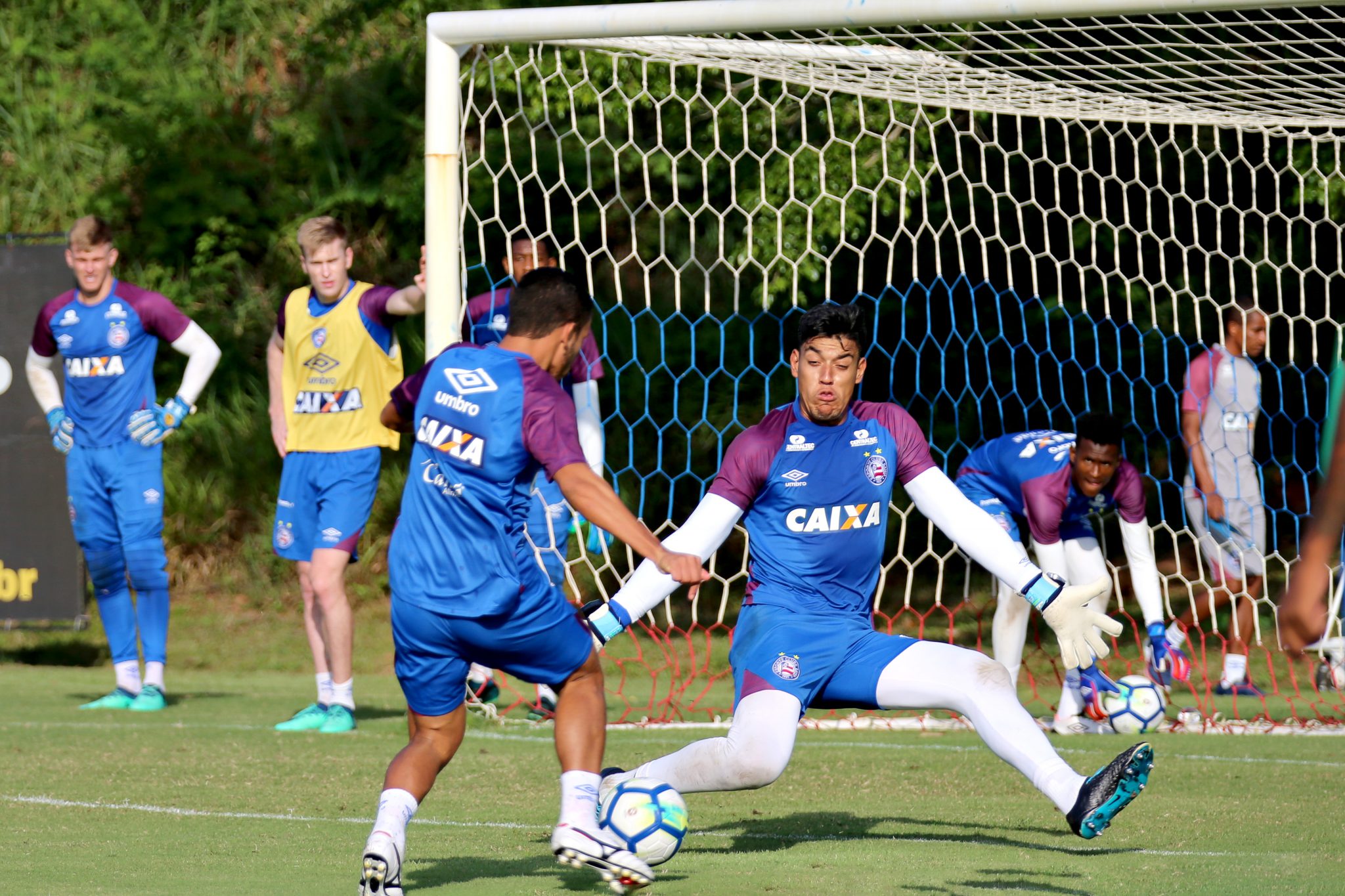 Bahia treina com o retorno de Bruno e Douglas Grolli aos gramados