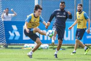 Sem Jael e André, Renato fecha parte do treino do Grêmio e esconde escalação