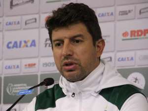 Série B: Tcheco deve escalar Coritiba com mudanças em todos os setores