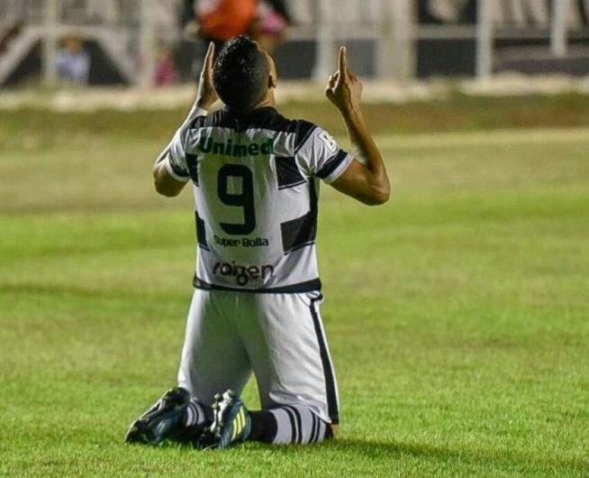 Welton Paragua celebrou tento anotado e comemorou mais uma vitória no campeonato.