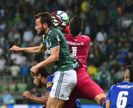 Pelo protocolo CBF a jogada não se enquadrava como lance para o VAR (foto: Estadão)